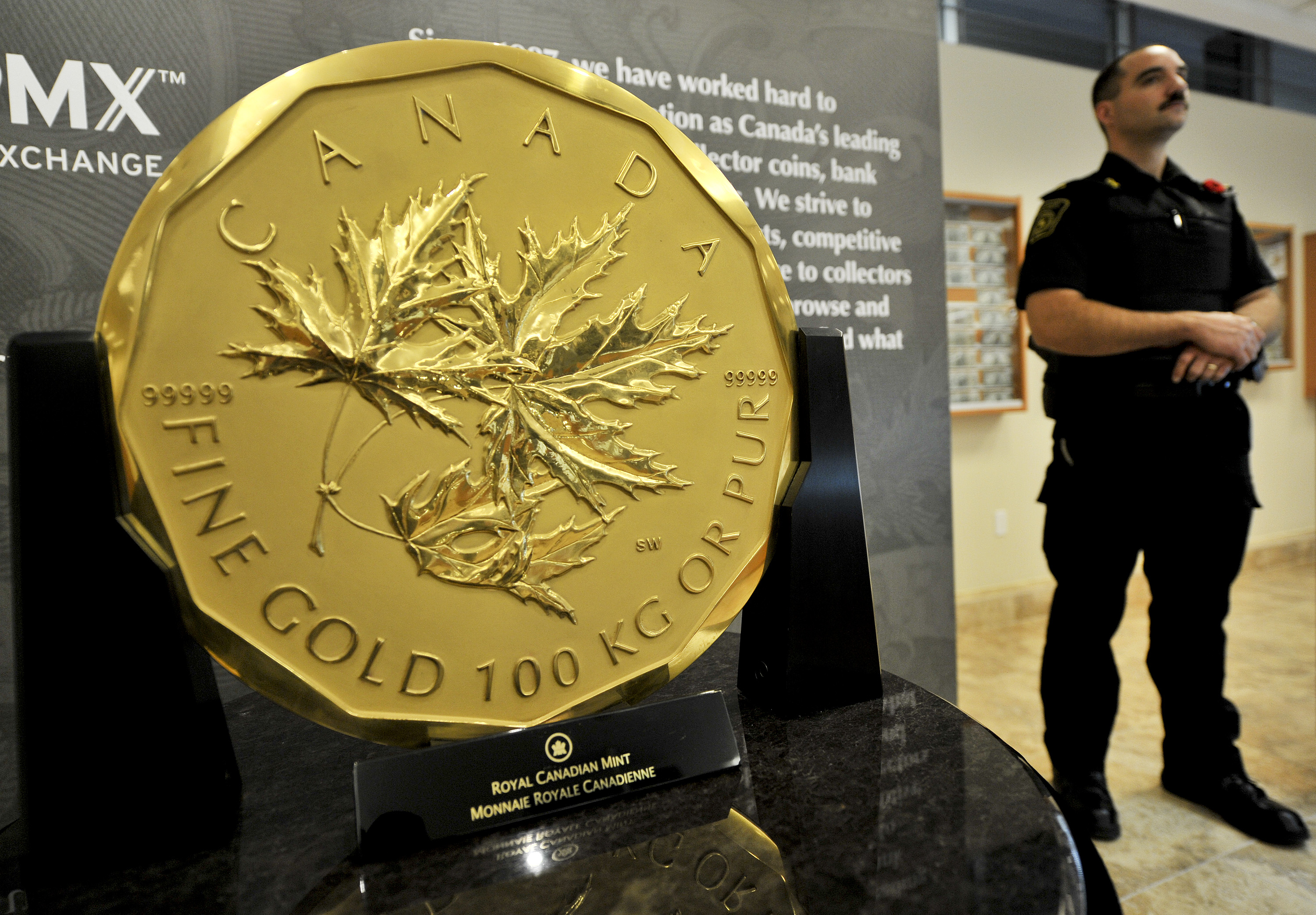 Килограмм золота в рублях на сегодня. Золотая монета канадский кленовый лист. Золотая монета 100 кг Берлинский музей. Золотой кленовый лист монета 100 кг. Канадские золотые монеты.